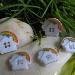 Bouton - Maison blanche sous  l'arc en ciel