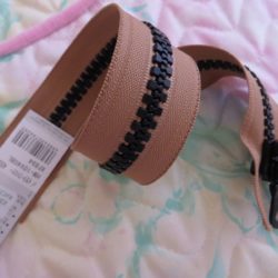 Fermeture à glissière noire sur beige de 20 et 40cm non séparable