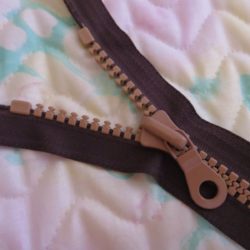 Fermeture à glissière caramel sur marron de 20 et 40cm non séparable