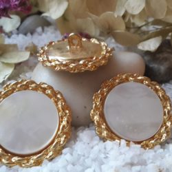 Bouton - Rond, nacre plate et couronne dorée