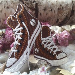 Motif - Une paire de basket marron