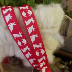 Ruban - Lapins et oeuf blancs sur gros-grain fuchsia