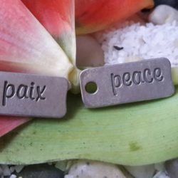 Breloque - Plaquette bronze: paix et peace