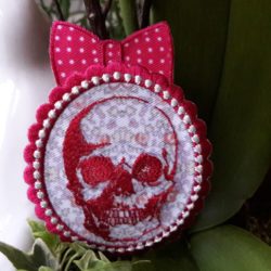 Motif - Crâne en médaillon et noeud papillon fuchsias