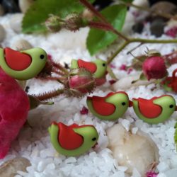 Bouton - Moineau vert aux ailes rouges