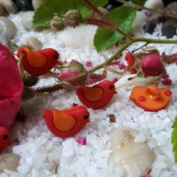 Bouton - Moineau rouge aux ailes oranges
