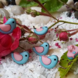 Bouton - Moineau bleu aux ailes roses