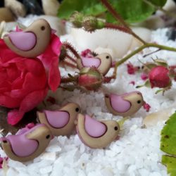Bouton - Moineau beige aux ailes mauves
