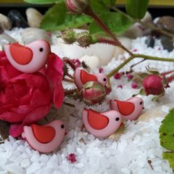 Bouton - Moineau rose aux ailes rouges
