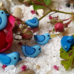 Bouton - Moineau bleu clair aux ailes bleues