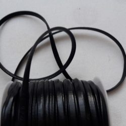 Lacet - Imitation cuir noir et brillant
