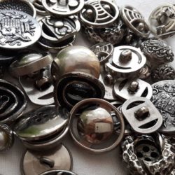 Boutons - Lot : mélange de 25 pièces coloris argents