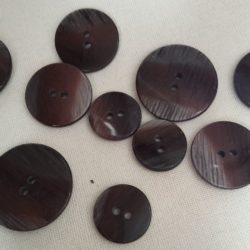 Bouton - Brillant et nervuré; beige, rouge & bleu