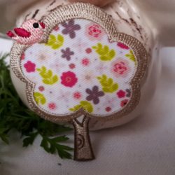 Motif - arbre beige et son oiseau rose