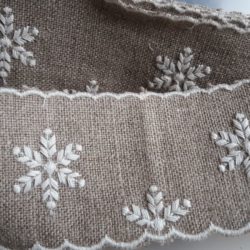 Bordure - Festonnée & flocons brodés écru sur lin