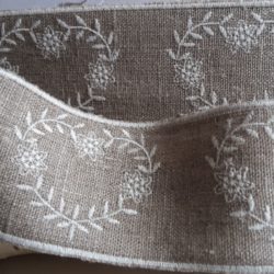 Bordure - Bande de lin avec coeurs fleuris brodés écru