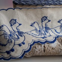 Bordure - Festonnée et couple d'oies bleus sur écru