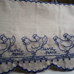 Bordure - Festonnée avec poules bleues sur écru