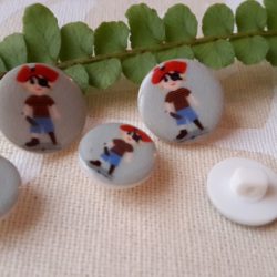 Bouton - Le petit pirate sur vert pastel