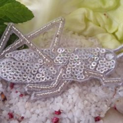 Motif - Sauterelle argent en paillettes et perles