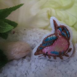 Motif - Oiseau au bec; perché sur un rameau