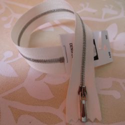 Fermeture - Métal très fine 3mm, argent sur blanc en 20, 30 et 40cm.
