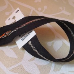 Fermeture - Métal très fine 3mm, argent sur noir en 20, 30 et 40cm.