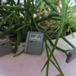 Bouton - Cahier gris foncé en plastique