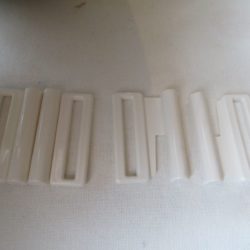 Attache - Plastique blanc brillant passage de 40mm