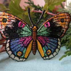 Motif - Papillon brodé aux ailes scintillantes et noires