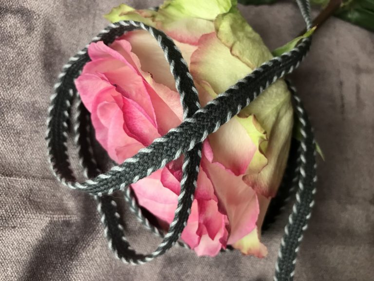 Tresse gris surpiqu gris clair Mercerie de la Vieille Tresse gris surpiqu gris clair Mercerie de la Vieille