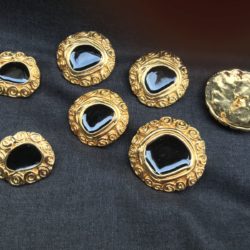 Bouton - Métal doré avec centre verni noir