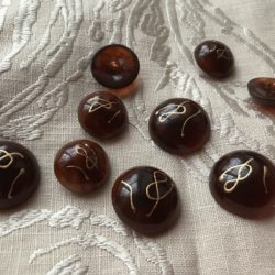 Bouton - Bombé imitation corne avec courbes dorées