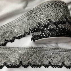 Dentelle - Fils argent, noir et strass à festons