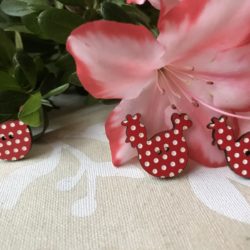 Bouton – Poule rouge en bois à pois blancs