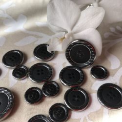 Bouton - Rond noir satiné à couronne rayurée