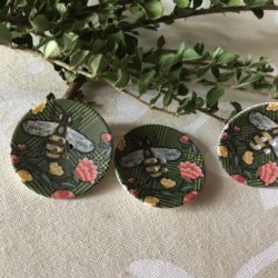 Bouton - Abeille et fleurs sur écossais vert