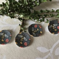Bouton - Abeille et fleurs sur écossais gris