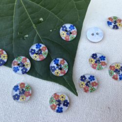 Bouton - Rond à 7 fleurs sur fond blanc