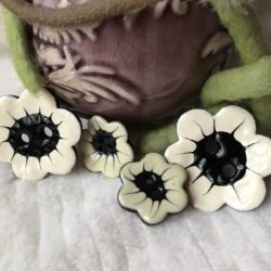 Bouton – Fleur noire aux pétales blancs