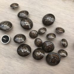 Bouton - Blason métal bombé marron à emblème