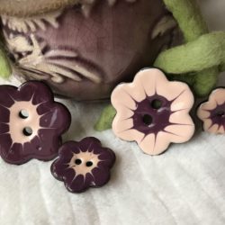 Bouton - Fleur prune aux pétales roses pastel