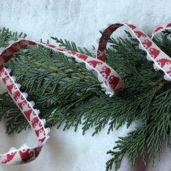 Galon - Blanc et bonnets rouges de lutins