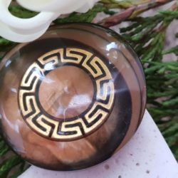 Bouton - Rond brun et brillant avec couronne grecque dorée