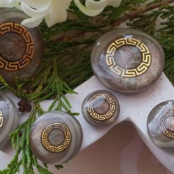 Bouton - Rond taupe et brillant avec couronne grecque dorée