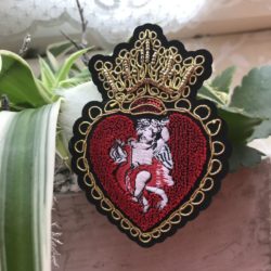 Motif - Blason : ange dans coeur rouge couronné or