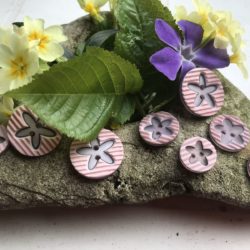 Bouton - Plat vieux rose avec étoile