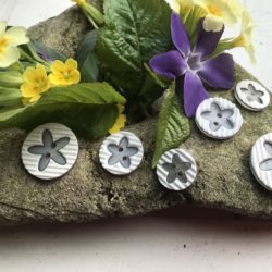 Bouton - Plat blanc strié avec étoile