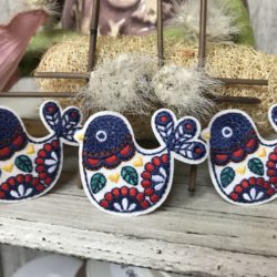 Motif - Oiseau à collier festonné rouge et bleu