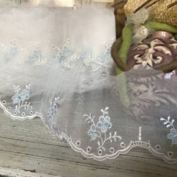 Dentelle - 2 fleurs bleues sur tiges blanches